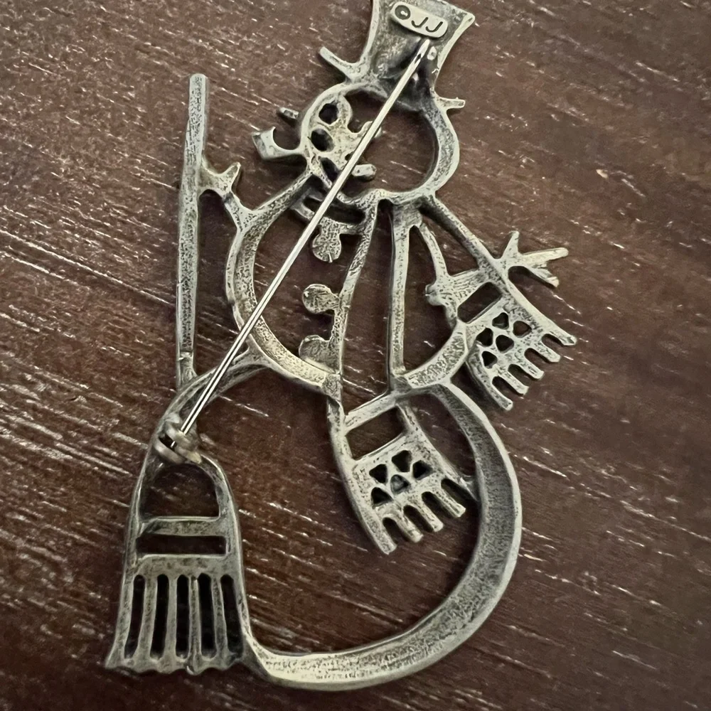 Artistic JJ Silver Tone Winter Themed Snowman Brooch with Green & Red Accents. - Picture 5 of 6